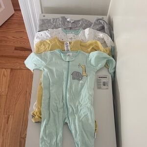 NWOT Gerber 0-3mo 4 pieces Footies